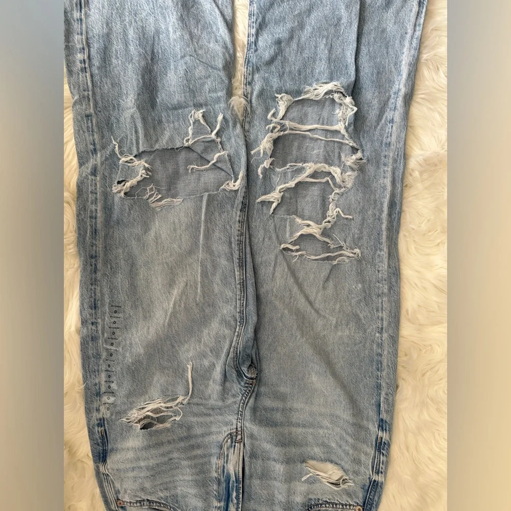 American Eagle Outfitters Light Blue Distressed Jeans